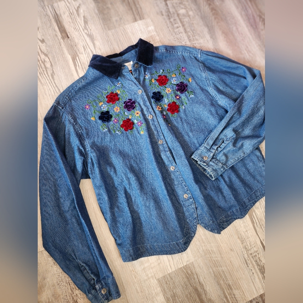 Casual Corner Blue Floral Embroidered And Felt Accented Button Down Shirt
